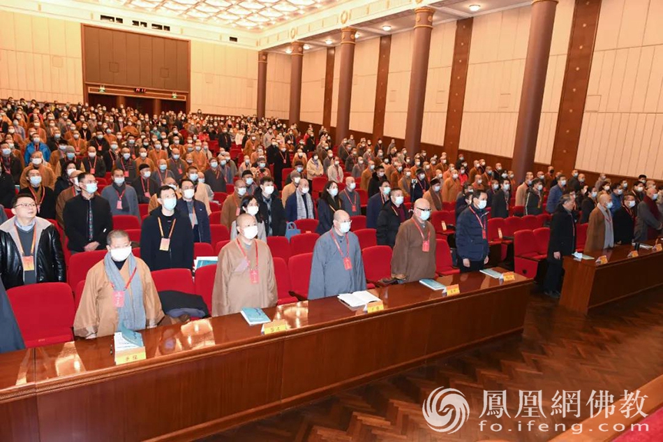 齐唱国歌（图片来源：凤凰网佛教 摄影：上海市佛教协会）