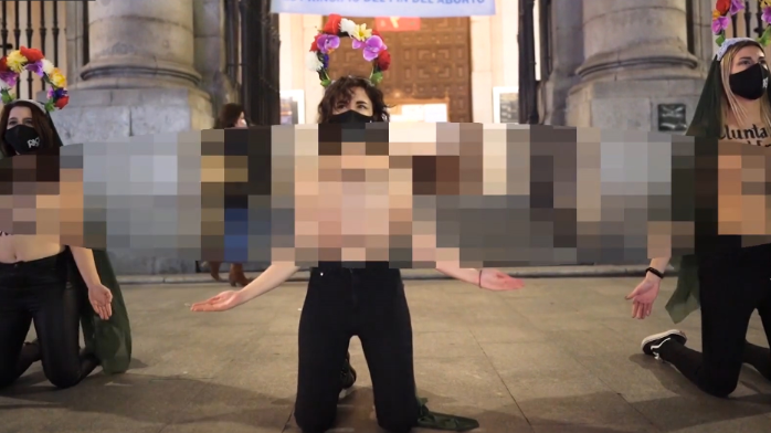 西班牙三名女子在教堂前裸体抗议反堕胎组织活动_凤凰网视频_凤凰网