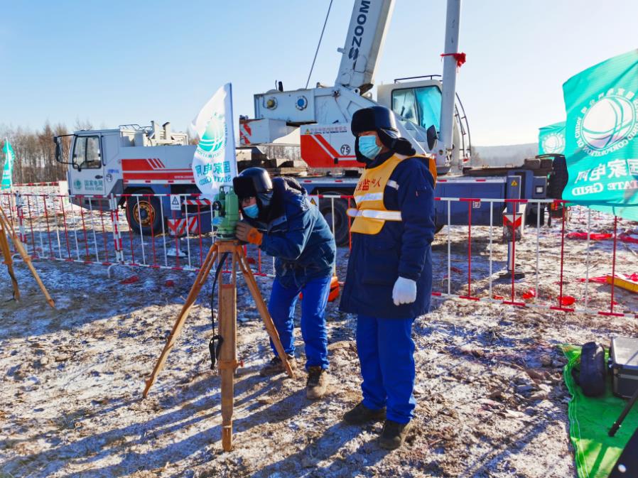 施工人员现场勘察.