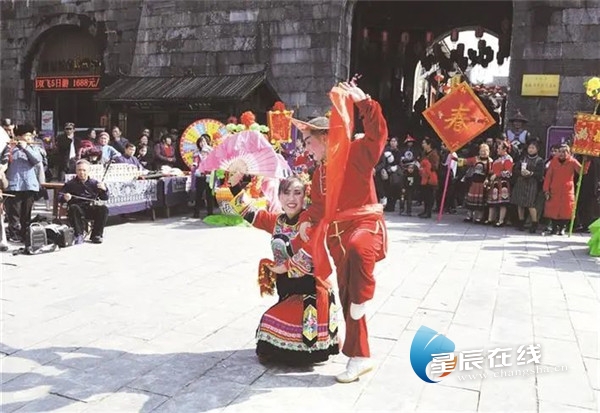 （乾州古城 花灯戏。姚方 摄）