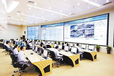 借助现代信息技术，长庆油田促进油气生产方式、管理方式向新型工业化转型。