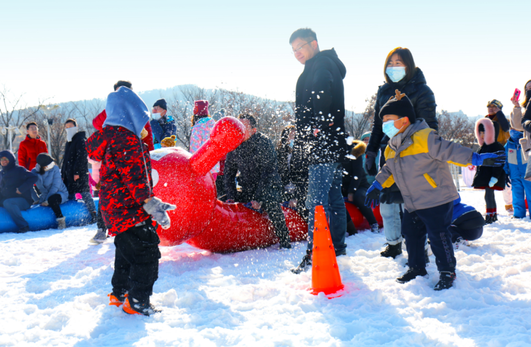 最新最前卫的冰雪游乐项目,10余项儿童戏雪项目,内含雪圈,雪地坦克,冰