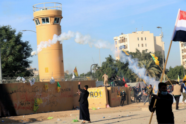 美军士兵在驻巴格达大使馆外 朝抗议者发射催泪瓦斯