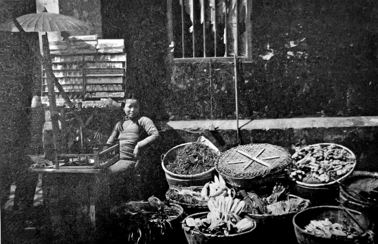 上世纪四十年代，长沙街头的菜贩。组图/陈先枢