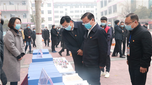 与会领导及参会人员参观省级党建工作市第一实验小学示范校