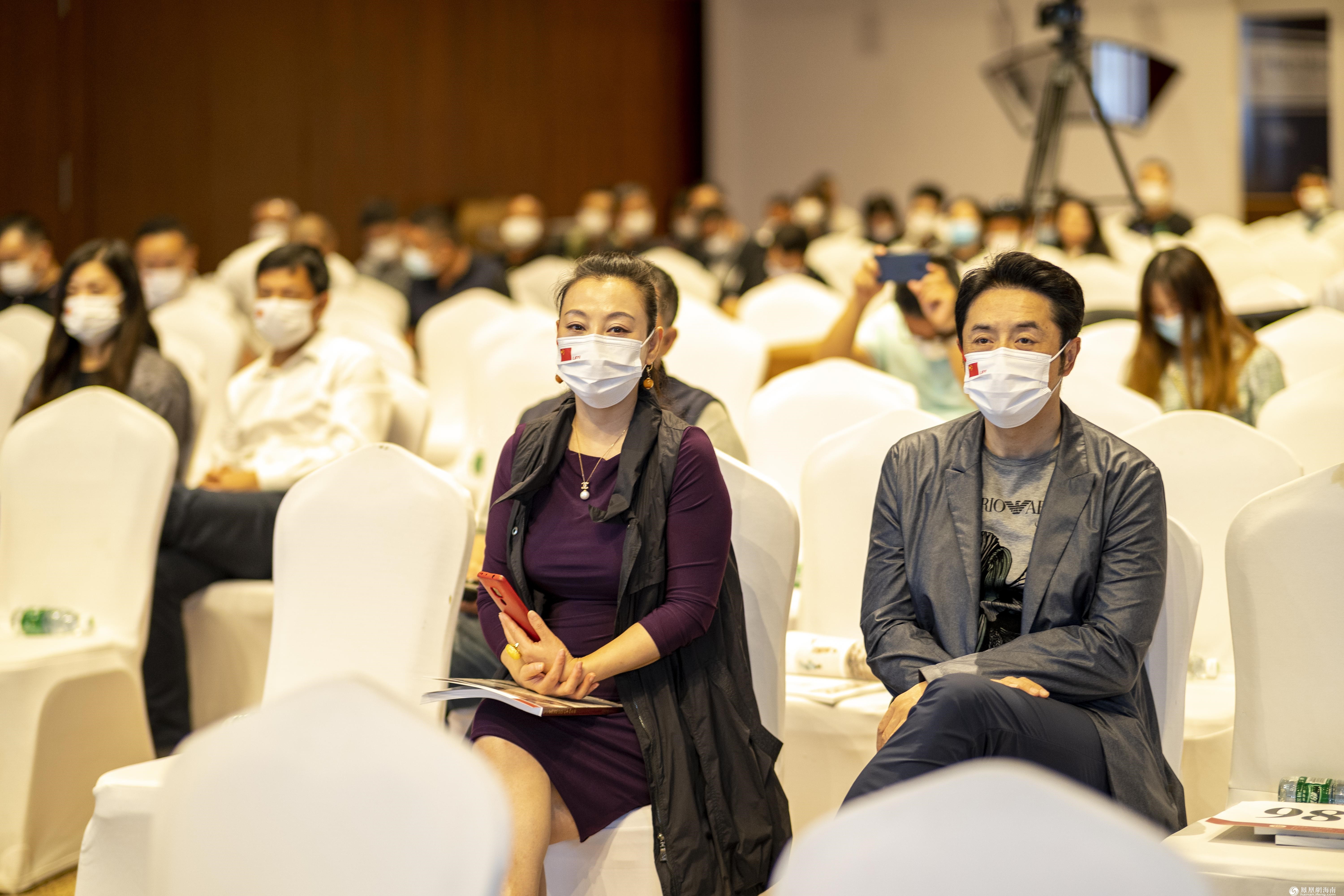 "端妃娘娘"李宜娟(左),著名歌星黄格选参加中溯国际拍卖会倾情助力