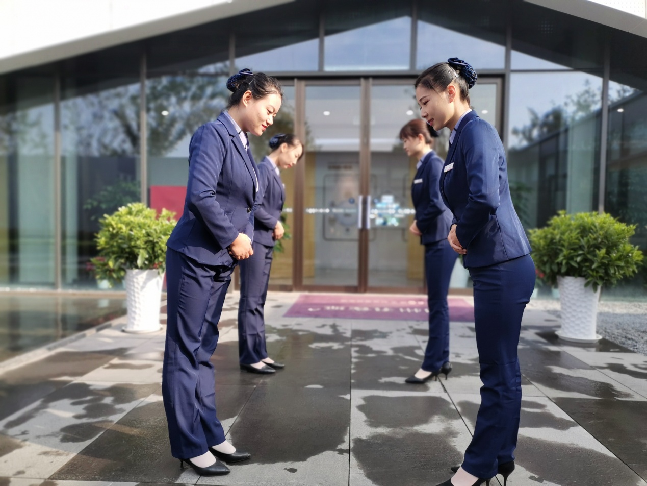 美好的相遇,总以微笑鞠躬开场,见的是笑脸,所得的是欢喜.