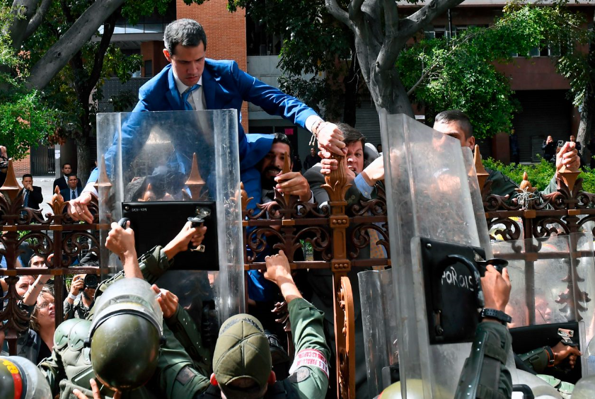 马杜罗接管国会 瓜伊多强翻栏杆被警方一把拽下