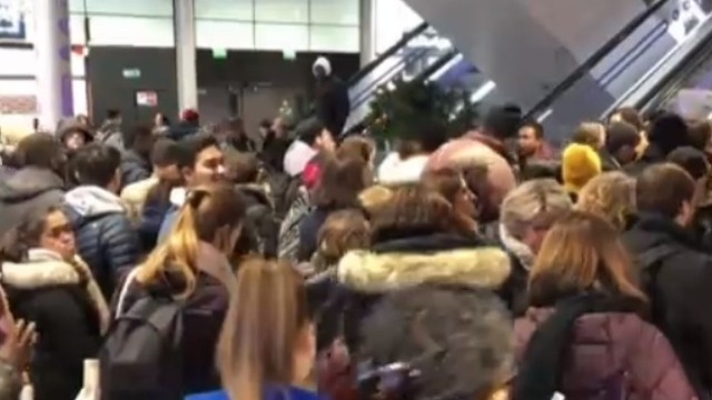 法国罢工持续33天致交通瘫痪 民众苦不堪言