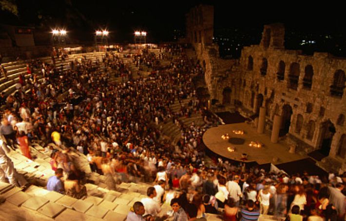 Для жителей греции театр был. Театр Диониса Греция. Театр в древней Греции представления. Древнегреческий театр в Афинах. Сцена театра древней Греции.