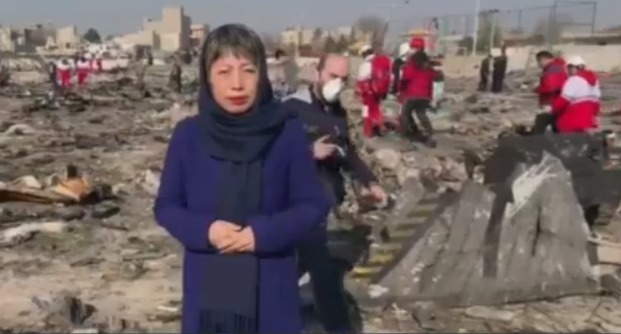 凤凰记者探访坠机现场：飞机摔成碎片 遇难者遗物散落20公里