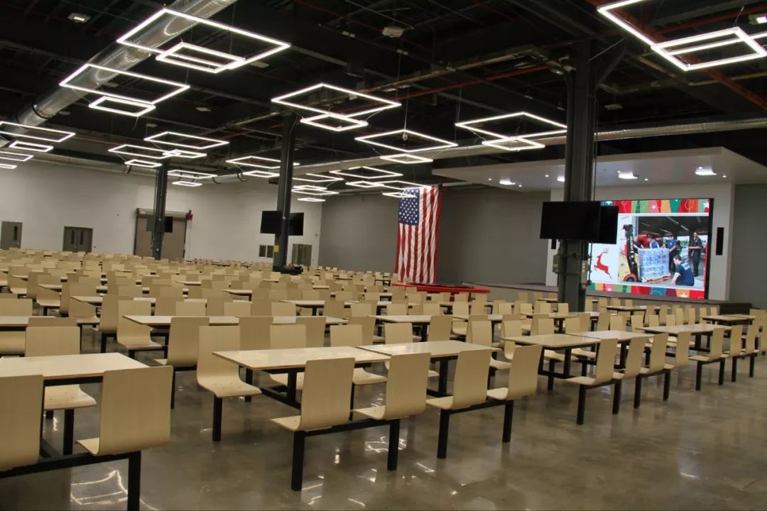 中国老板在美国工厂开千人大食堂 美国员工连连比心