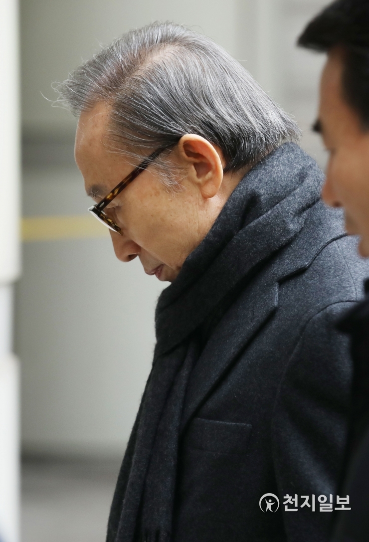 78岁李明博出庭受审，满头白发模样大变(组图)