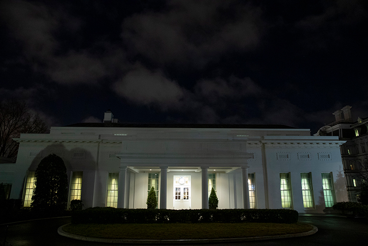 特朗普取消全国电视讲话 白宫：高级官员已离开
