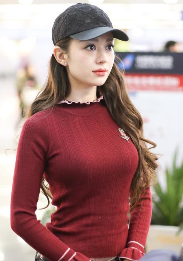 吉娜发现镜头后果断脱掉羽绒服秀身材我不冷好看比啥都强