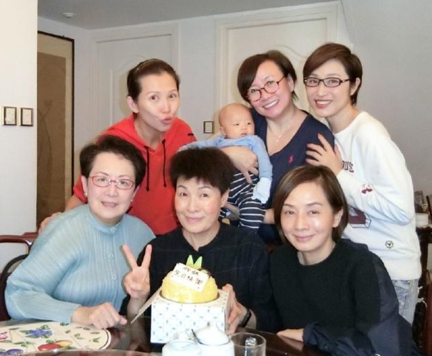 陈法蓉与姐妹相聚感情好 蔡少芬三胎儿子C位出镜