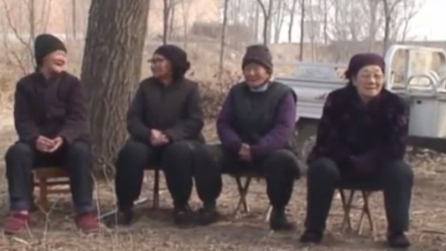 邹雪平3年探访了42位老人 并把村子里的故事拍成纪录片