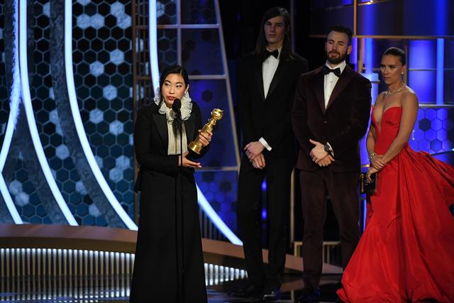 亚裔女星奥卡菲娜获金球奖，曾因声音低沉被人嘲笑