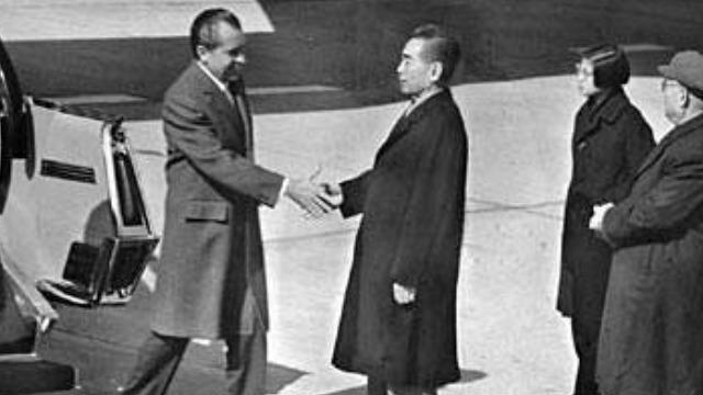 1972年尼克松访问中国，刚下飞机就主动和周恩来握手！