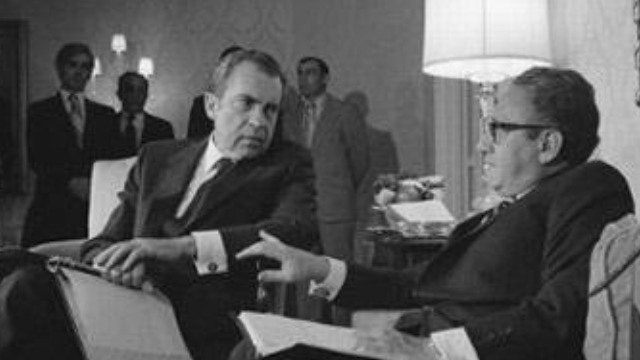 1972年尼克松首次访华，这一问题使两国的会谈陷入僵局