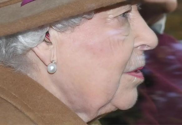 英国女王连续两天心情欠佳，首次被拍到戴助听器