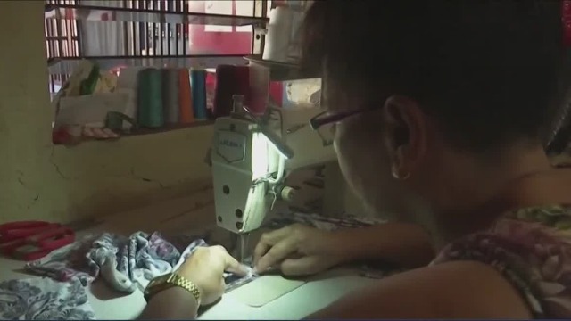 菲律宾塔阿尔火山持续喷灰 女裁缝自制口罩义助灾民