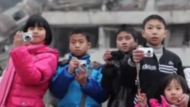 焦波为何要教地震后的孤儿摄影技巧？看完后就明白了
