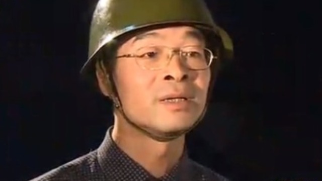 “钢盔哥”时常在家里演习与人搏斗的场面 太令人惊讶了