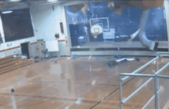 宛如灾难大片！美国风暴撕碎体育馆墙壁