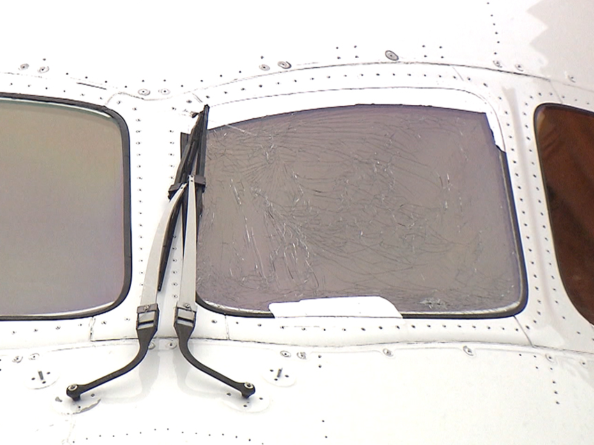 日航波音787客机飞上海 起飞滑行途中驾驶舱玻璃开裂