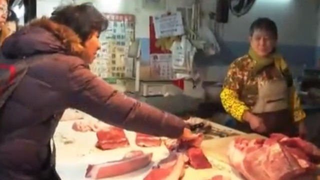 春节年货大采购 猪肉价格稳定 网友:安安心心过大年！