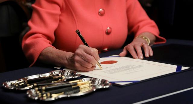 美国政坛古怪传统：签署条款不停换笔