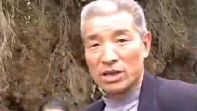 爆破间隙志愿者穿过塌方山路，刚到山口便遇到了下山的村民