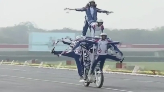 印度举行建军节阅兵 摩托“开挂”特技又来了