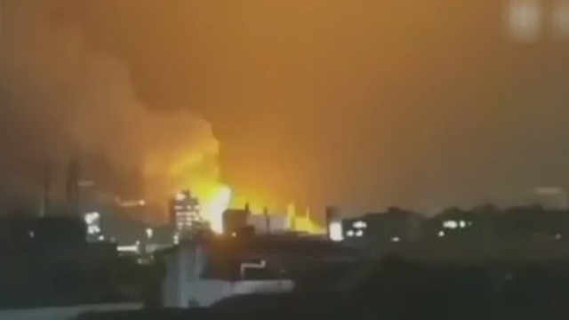 贵州福泉化工厂爆燃致2人受伤1人失联 现场火光冲天!