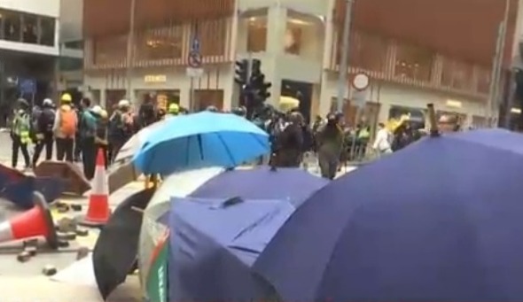 再有暴徒在香港中环集会4名警员受伤 警方拘捕召集人