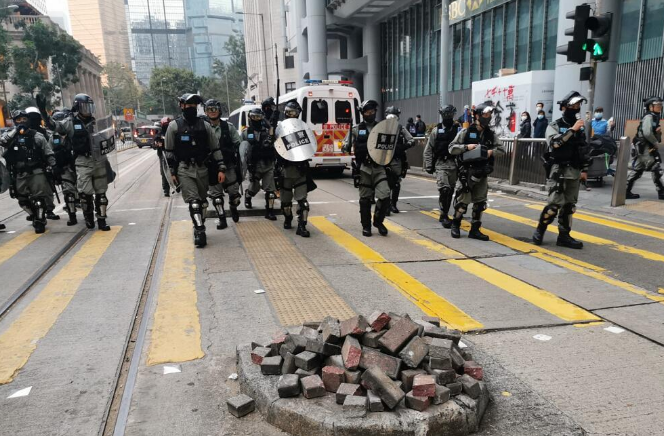 香港暴徒围殴追打警员致4人受伤 特区政府：无法无天