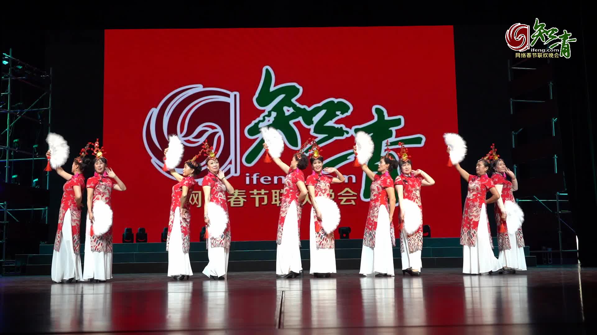 模特表演《我伴梅花报春来》