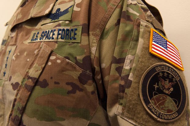 美国太空军制服设计引争议 官方回应：为了省钱