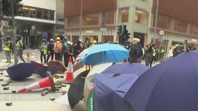 再发生暴乱事件！香港中环集会 暴徒借机堵路袭击警员