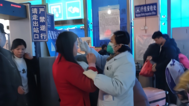 实地探访：武汉机场、车站对旅客测体温