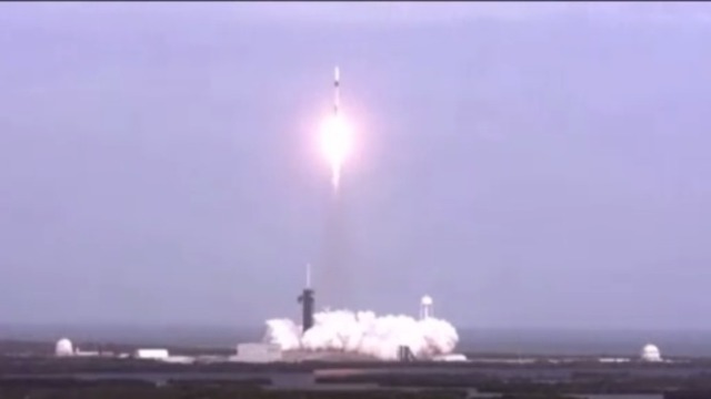 美国载人版龙飞船完成逃生测试 火箭在空中爆炸