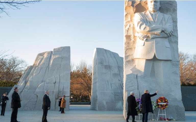 前往达沃斯论坛前 特朗普突访马丁·路德·金纪念碑