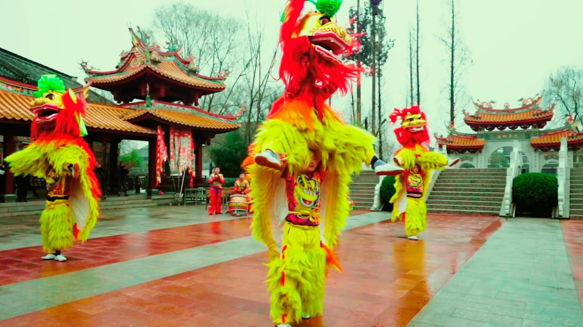 年味台儿庄：舞狮飞斧 钢花舞龙