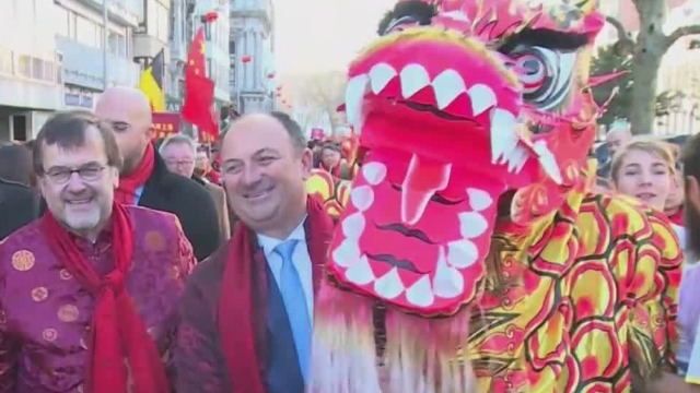盛装巡游逛庙会 比利时华人举办"欢乐春节"热闹过年！