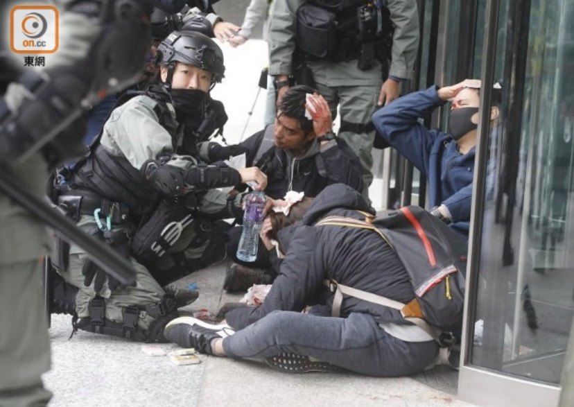 令人发指！至少两名警员今遭暴徒围殴 香港警方回应