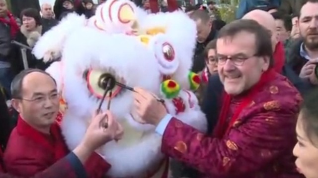 春节将至！比利时华人盛装巡游迎欢乐春节