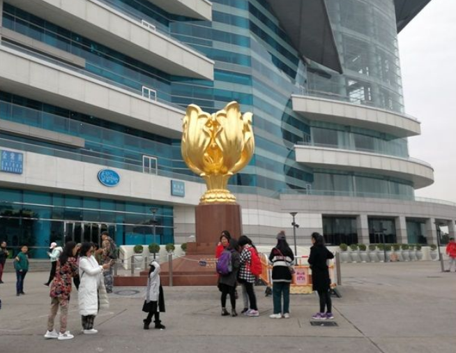 愤怒！香港金紫荆广场遭涂鸦 警方追缉黑衣男