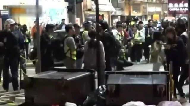 无法无天！香港暴徒纵火警署、堵塞马路