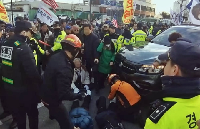 朴槿惠铁粉游行遭汽车冲撞，7人受伤
